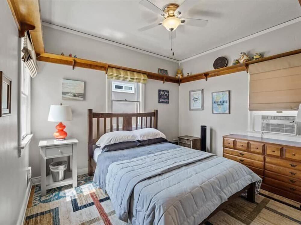 Фото Relax & Getaway - Chic Belmont Shore Duplex