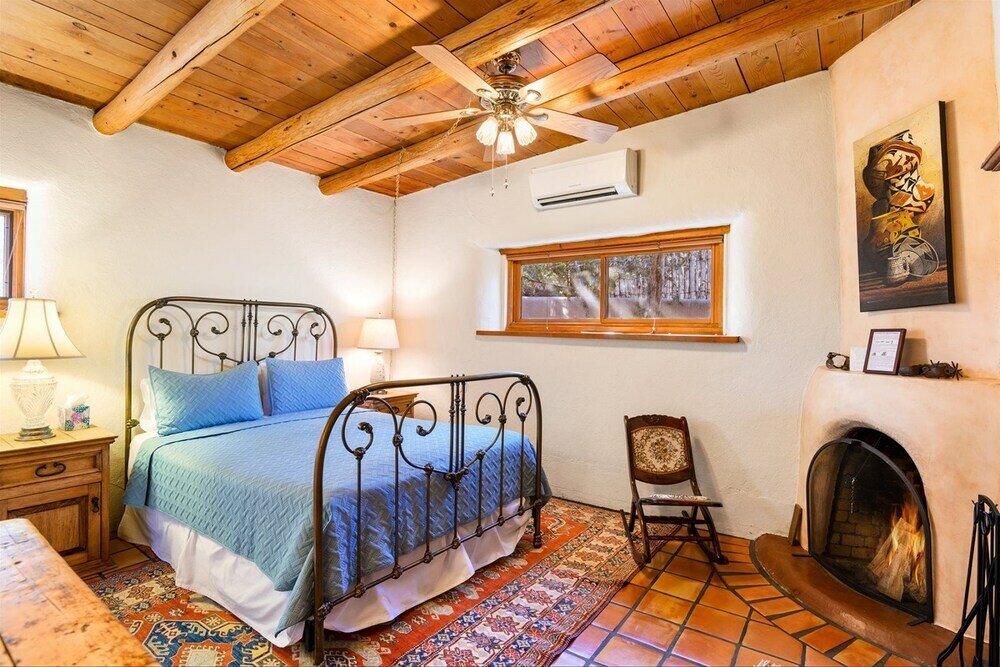 Фото Hummingbird - Spectacular Views, Stunning East Side Home, Walk to Canyon Rd