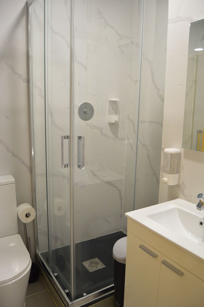 Фото Debod Hostel