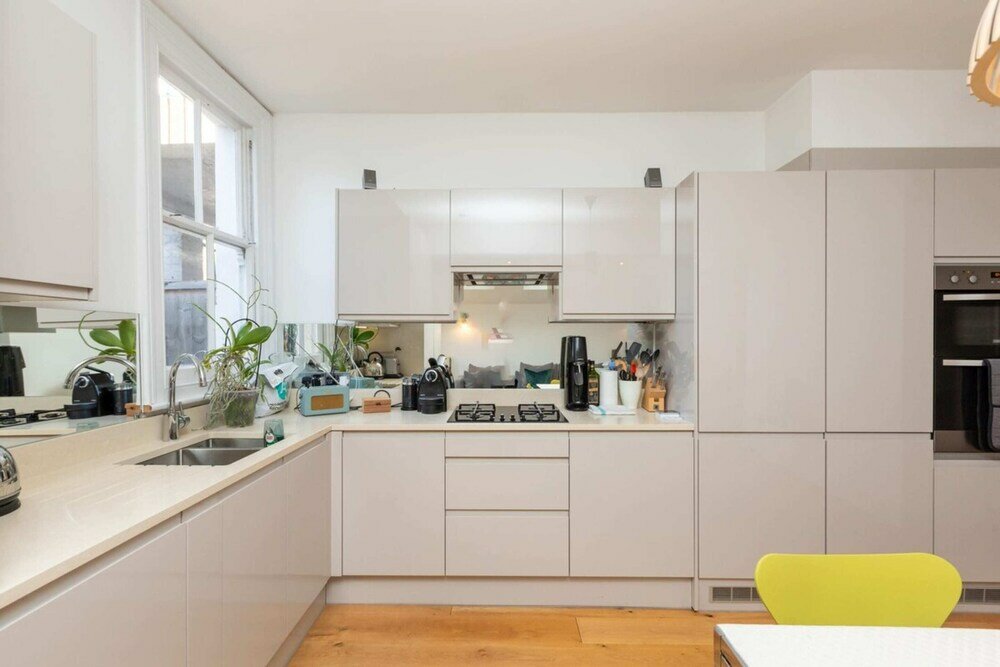 Фото Modern & Beautifully-lit 1 Bedroom Flat, Sheperd's Bush!