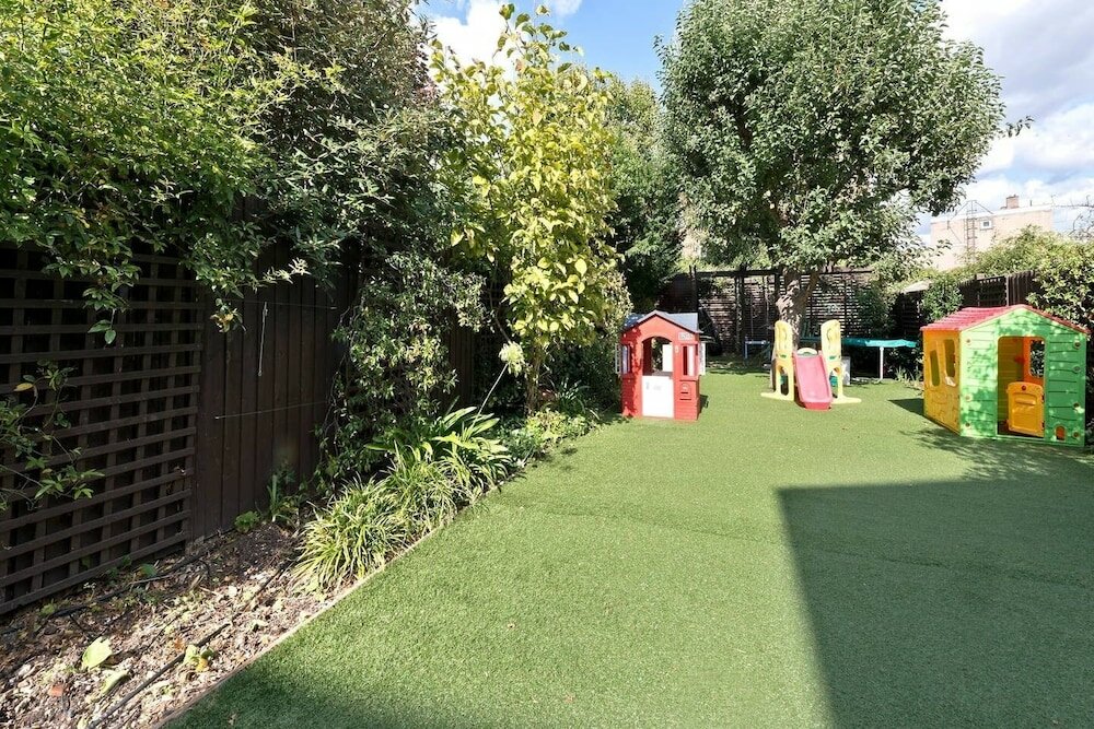 Фото Bright & Spacious 5 Bed House in Charming Putney