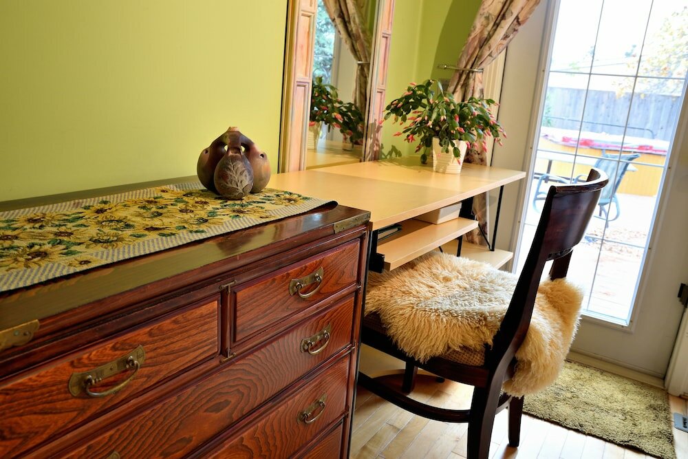 Фото Mediterranean Edmonton BnB