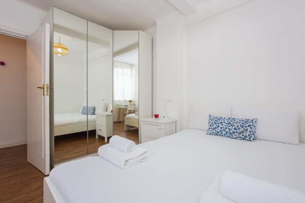 Фото Contemporary 2 Bedroom Flat in Bayswater