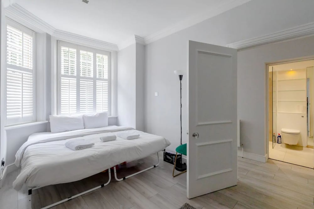 Фото Fantastically Located 1bd Flat, Knightsbridge