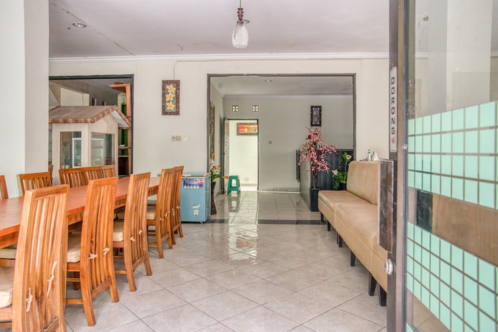 Фото RedDoorz near Taman Mini Jakarta