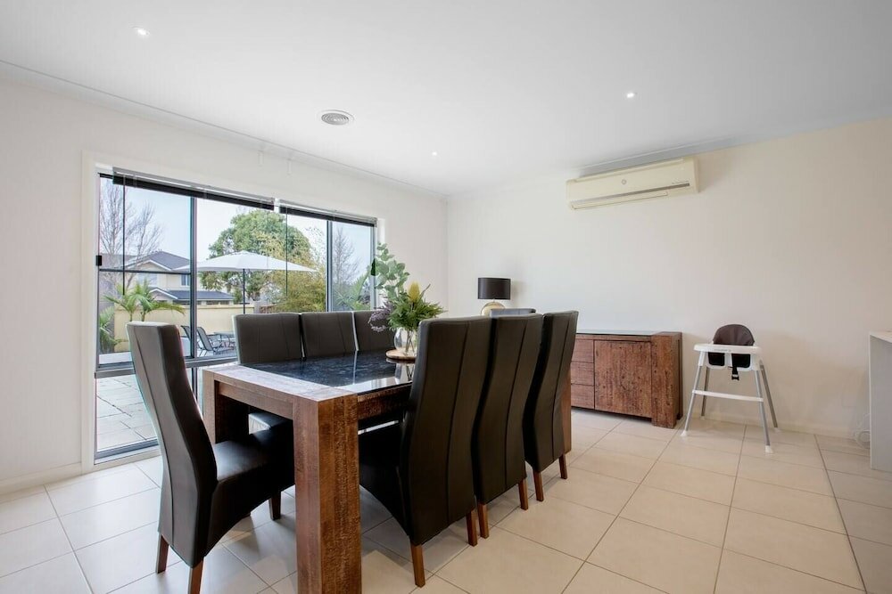 Фото Superb Luxe 5br House@point Cook Near Lake