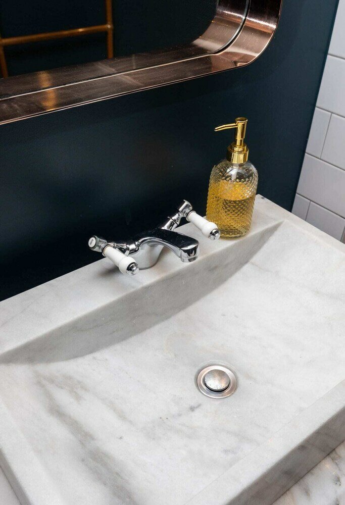 Фото Stylish 2 Bedroom Converted Victorian Storefront