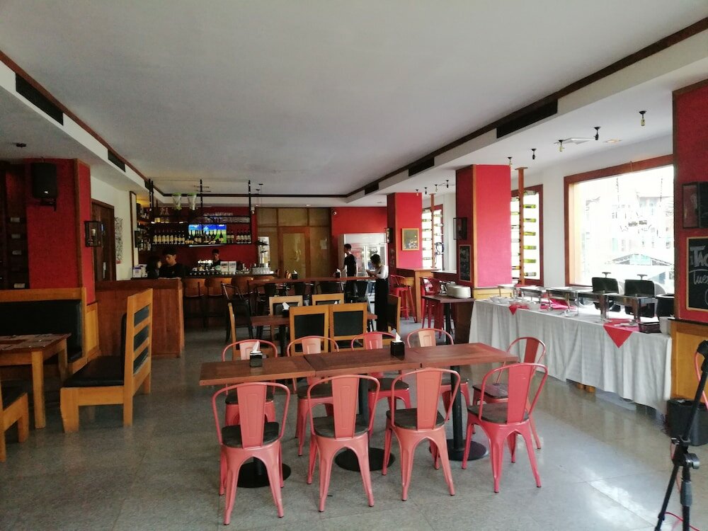 Фото Queen's Park Hotel