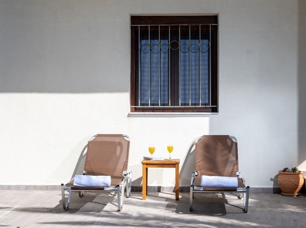 Фото Atalanti Seaside Junior Suites