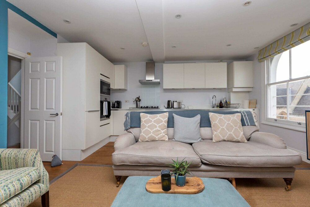 Фото Spacious 3 Bedroom in Notting Hill With Balcony
