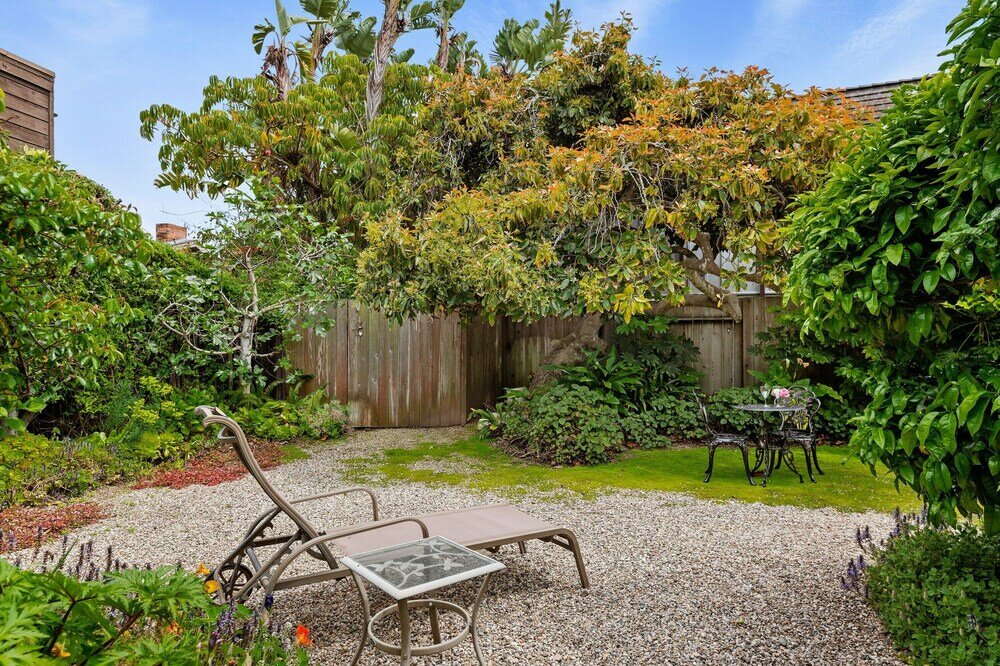 Фото Padaro Midcentury Beach & Garden