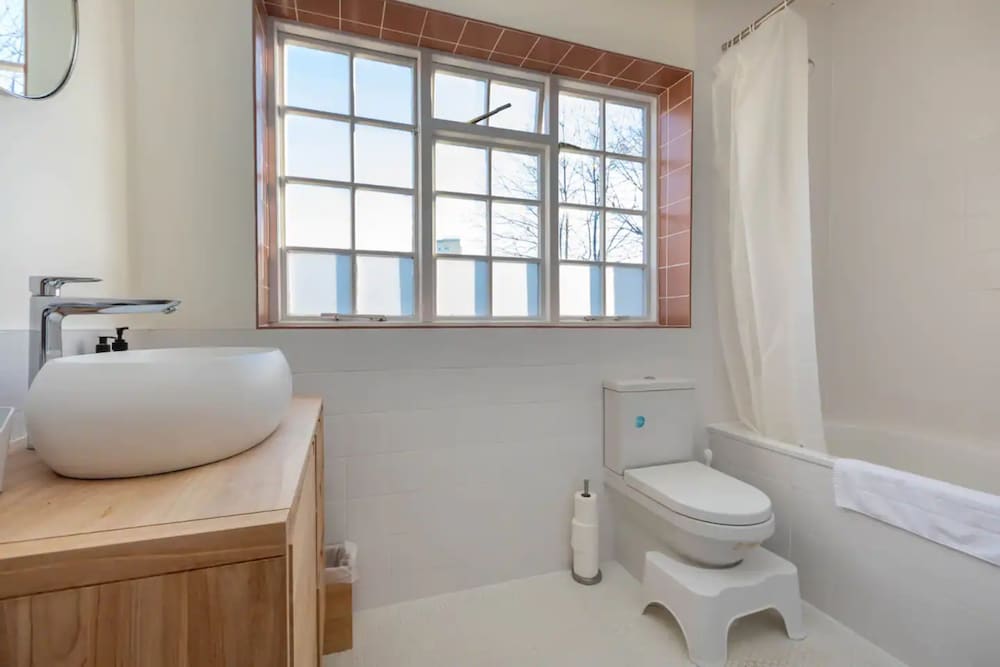 Фото Spacious and Bright 2 Bedroom Flat in Kentish Town