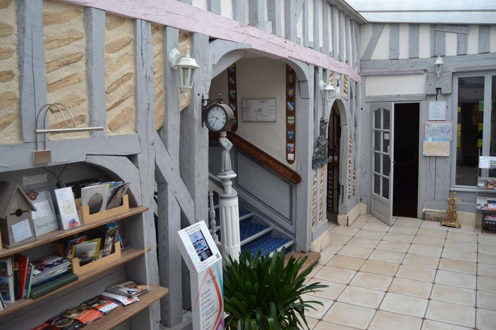 Фото Brit Hôtel Les Comtes de Champagne Centre Historique