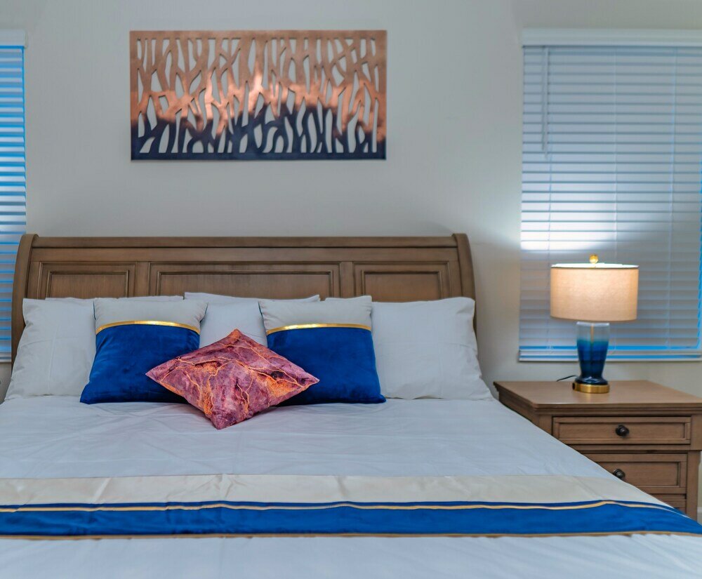 Фото Lakeview Luxury 9 Bedroom & 5 Bathroom w Private Pool