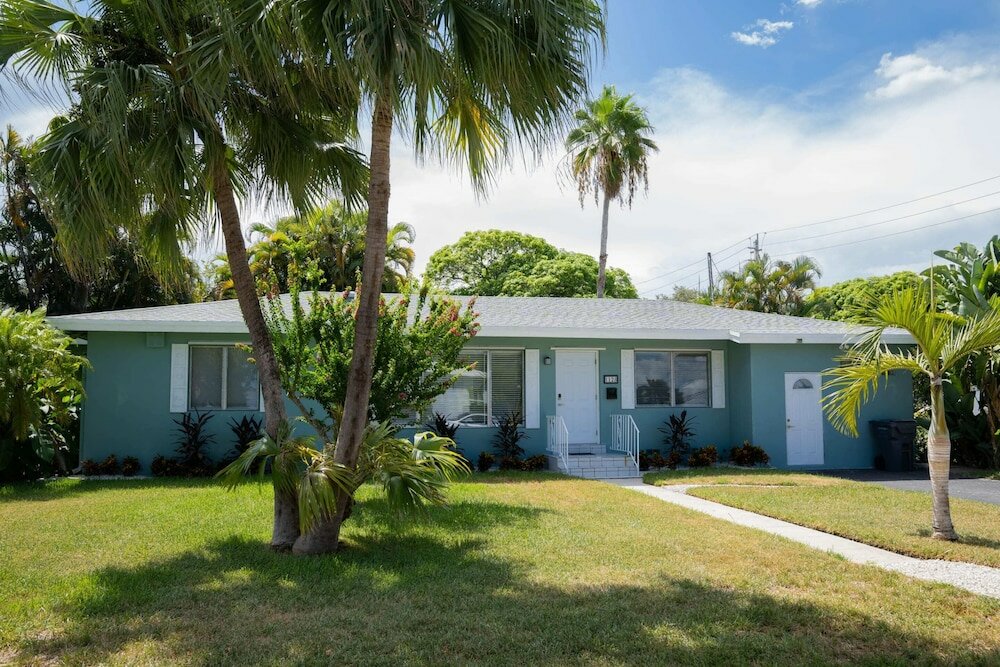 Фото Cozy House With Patio, Fireplace, Parking - Hollywood, Florida