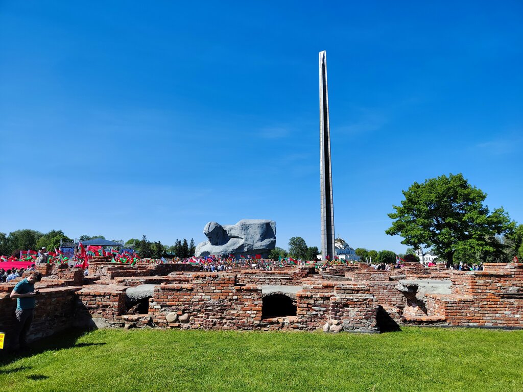 Памятник, мемориал Штык-обелиск, Брест, фото
