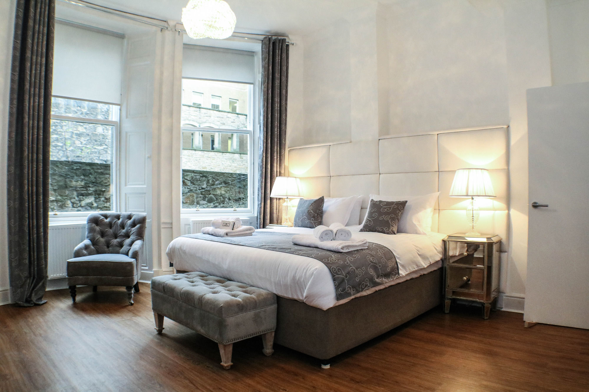 Фото Edinburgh Castle Apartments and Suites