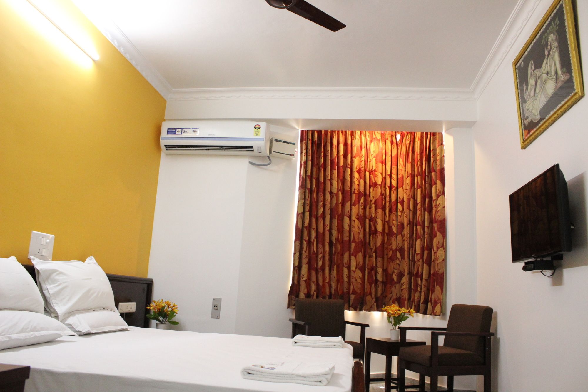 Фото Sri Aarvee Hotels