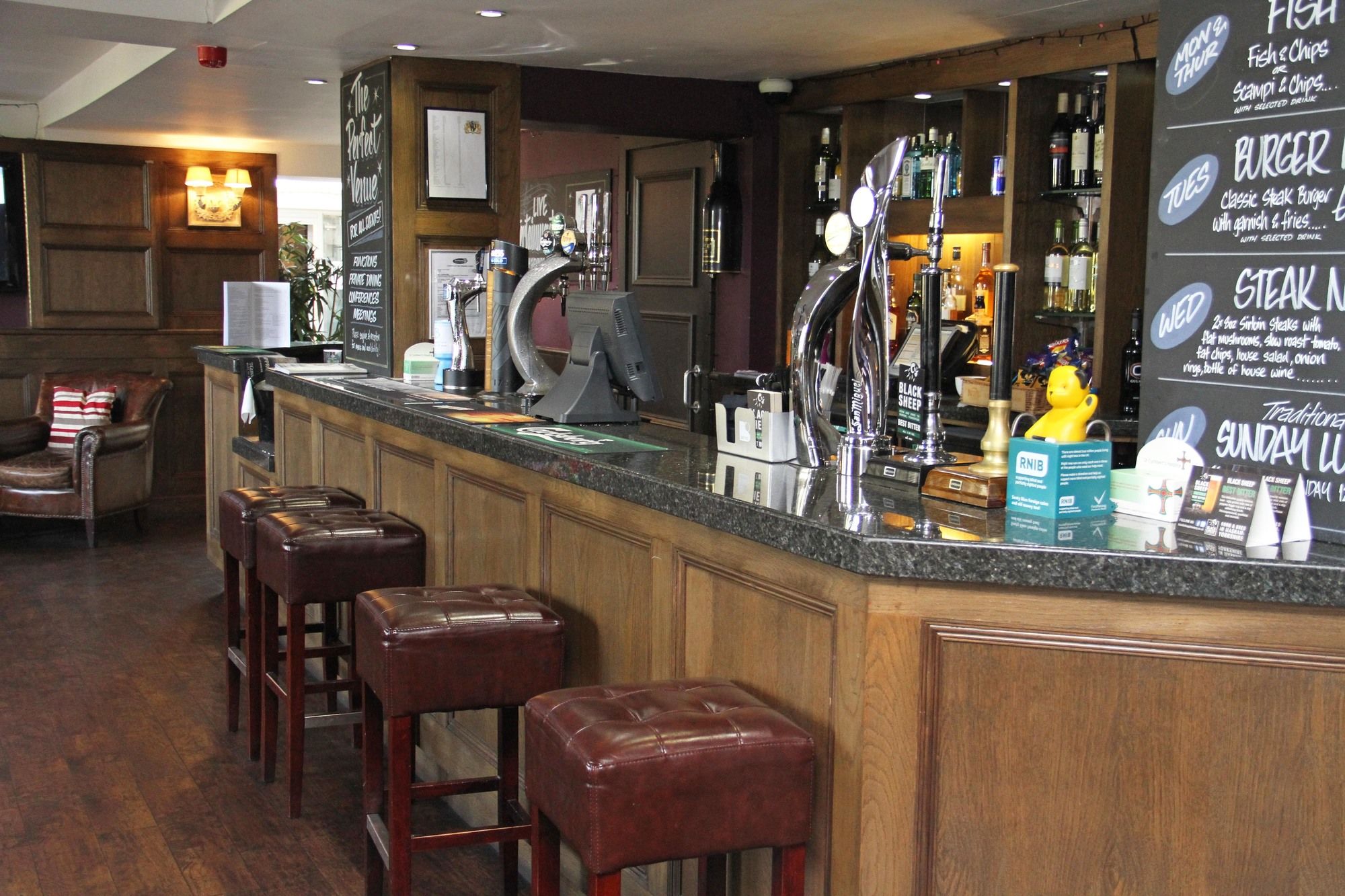 Фото Honest Lawyer Hotel