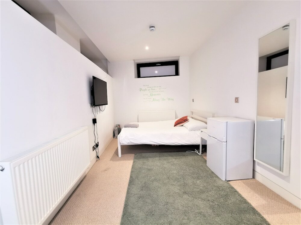 Фото Spacious Double Room with en-suite - 1b