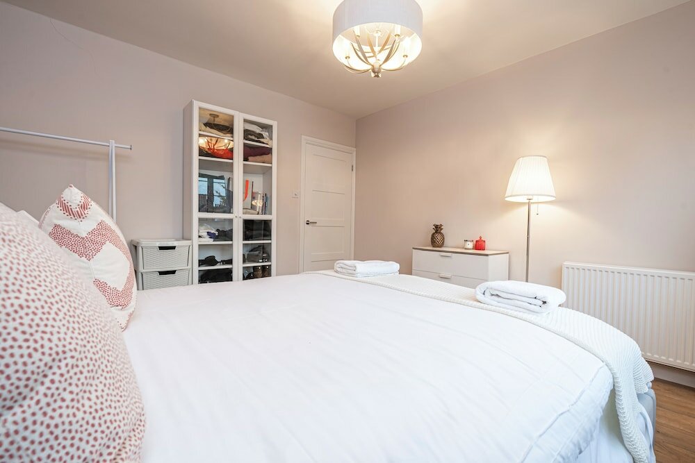 Фото Charming Chiswick Flat by Underthedoormat