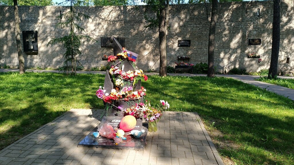 Memorial plaque, foundation stone Жителям и участникам обороны блокадного Ленинграда 1941-1944 гг., Pskov, photo