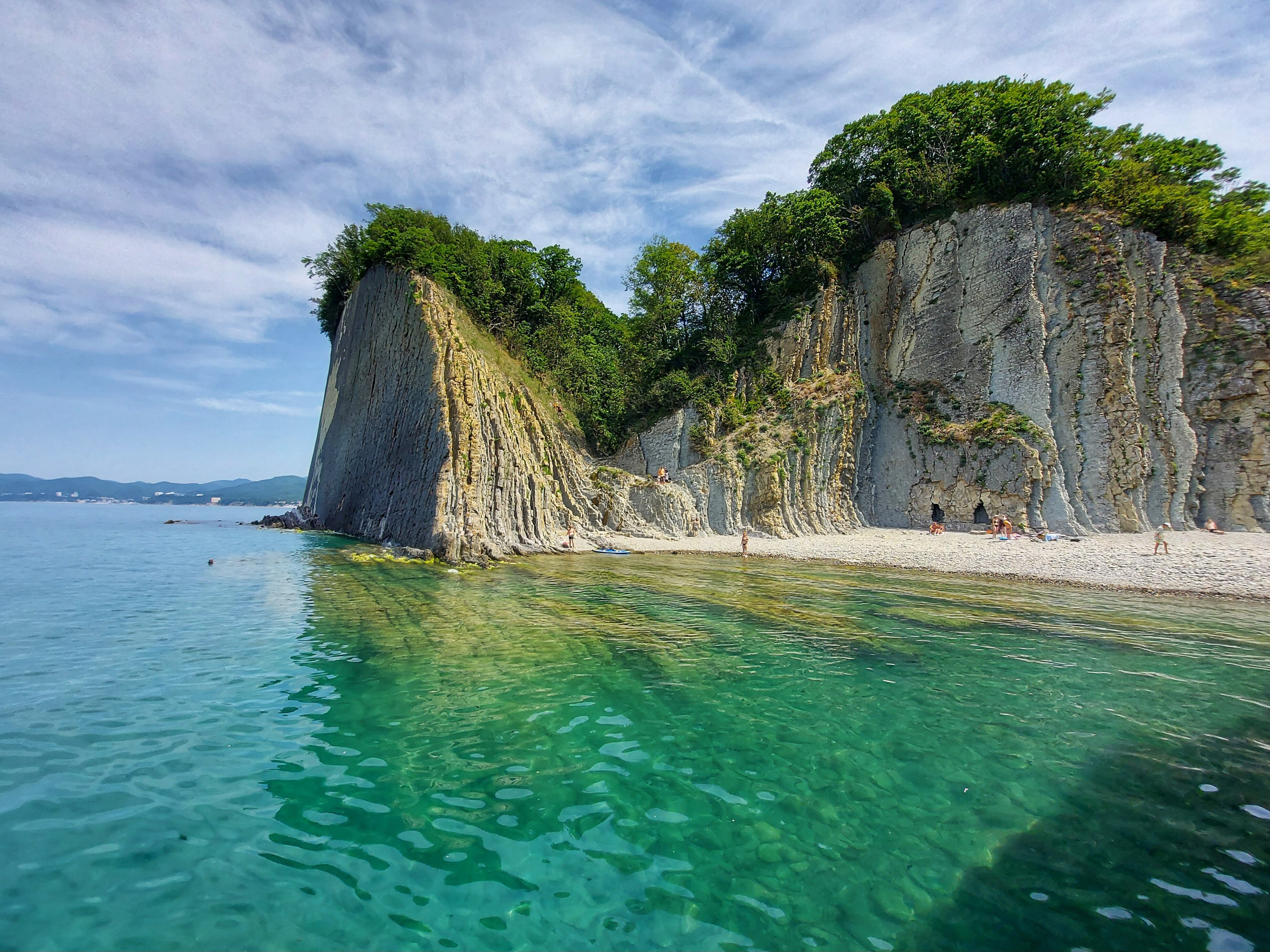 Вертикальная скала в море у побережья