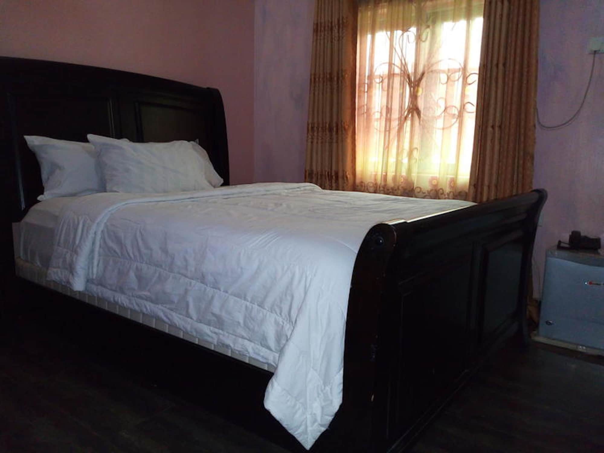 Фото First Laurel Hotel & Suites