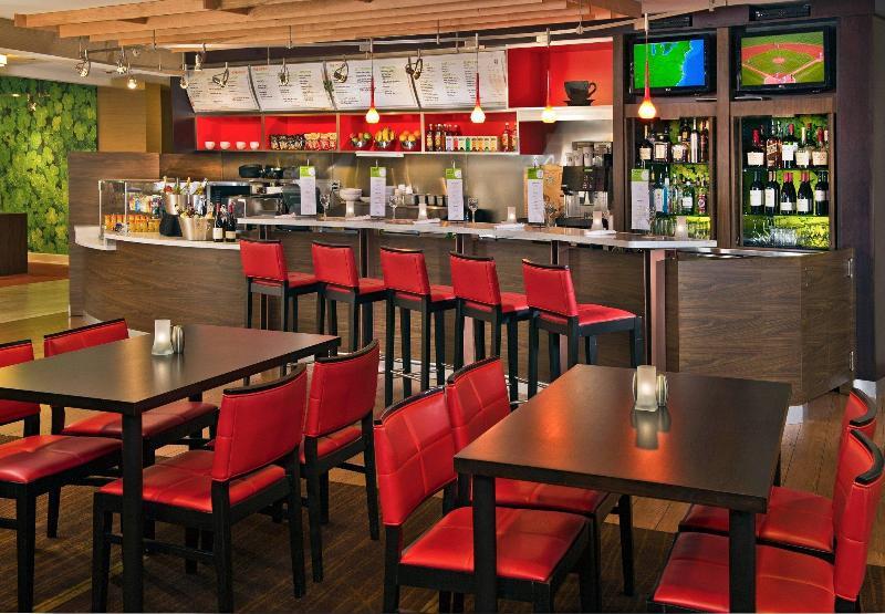 Фото Courtyard by Marriott Long Island MacArthur Airport