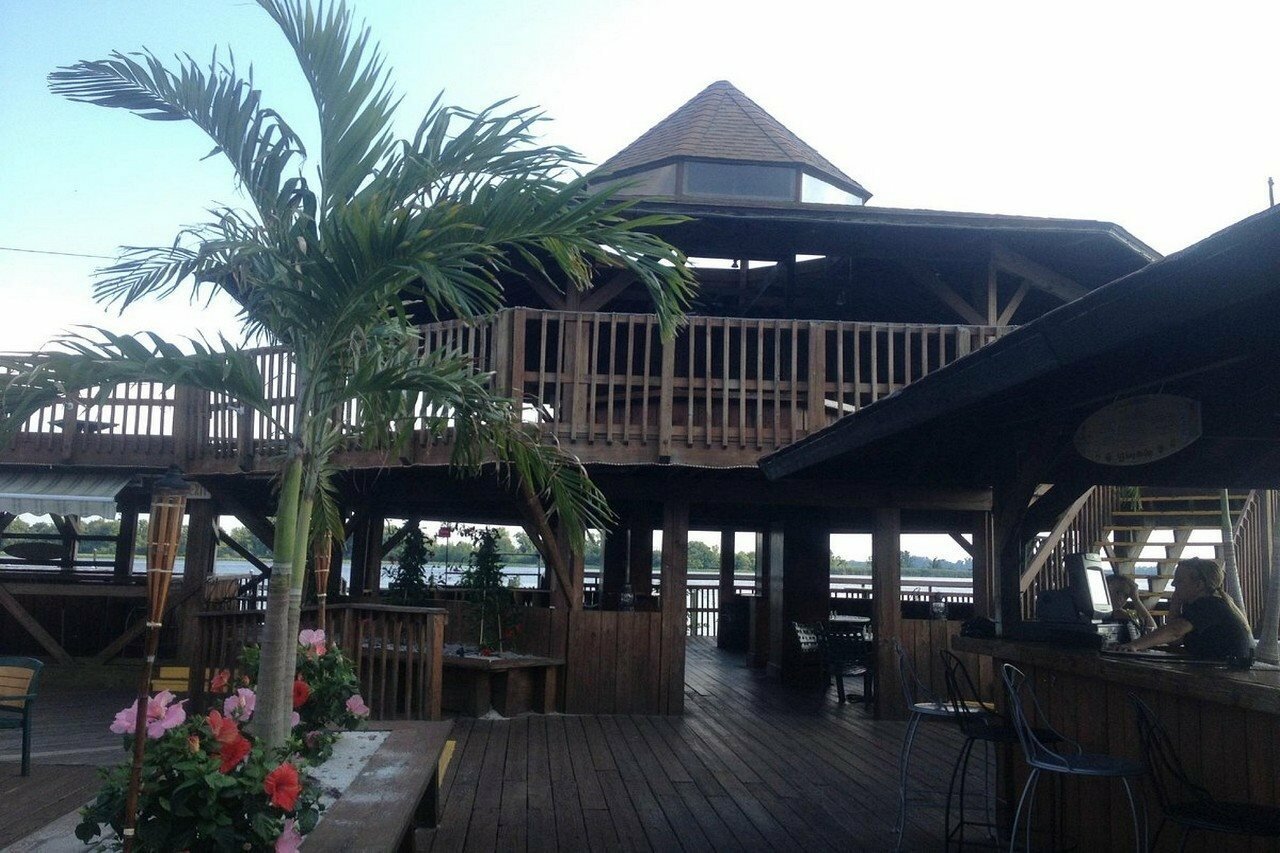 Фото Airport Waterfront Inn