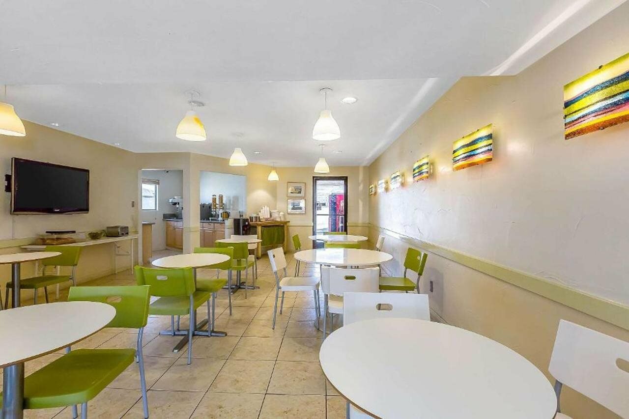 Фото Rodeway Inn Magic Mountain Area