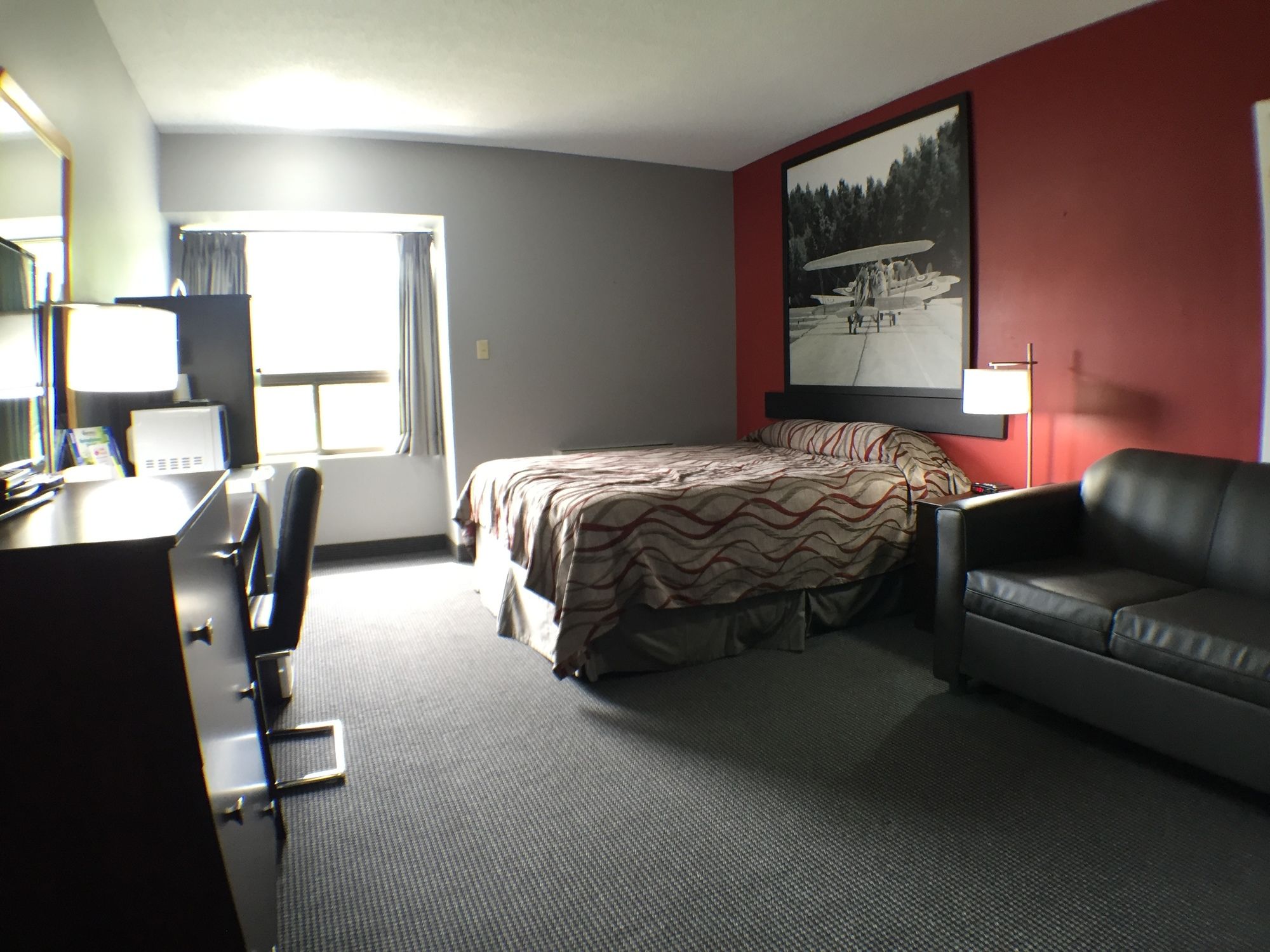 Фото Super 8 by Wyndham Mt Hope Hamilton Intl Arpt On