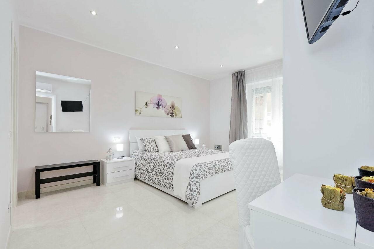 Фото Roman Holiday Charming