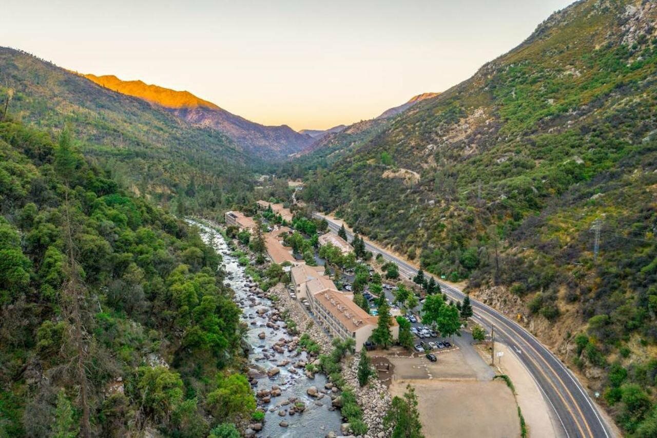 Фото Yosemite View Lodge