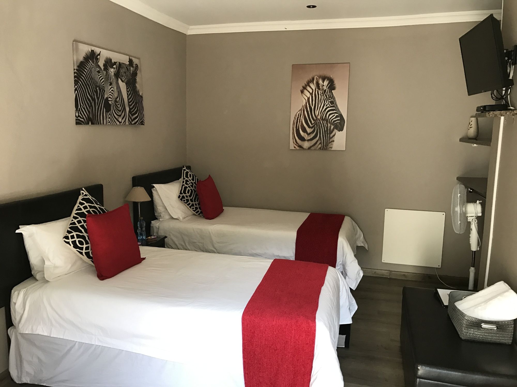 Фото Aerotropolis Guest Lodge