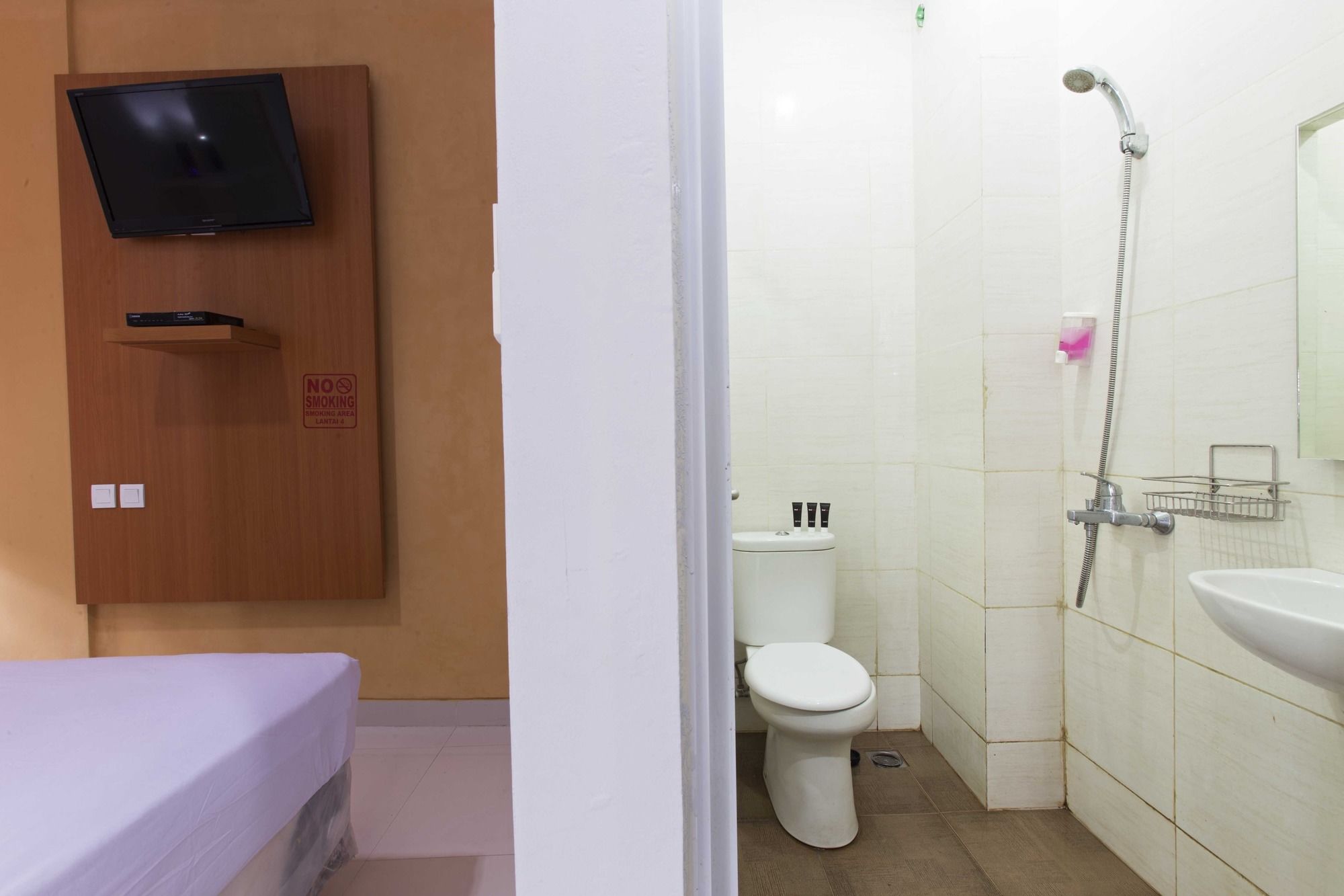 Фото RedDoorz near Thamrin City