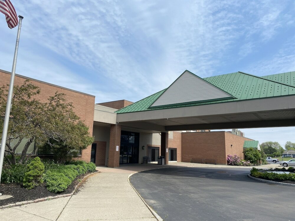 Фото Clarion Hotel Conference Center on Lake Erie