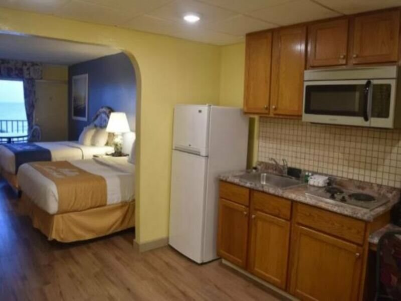 Фото Days Inn by Wyndham Panama City Beach/Ocean Front