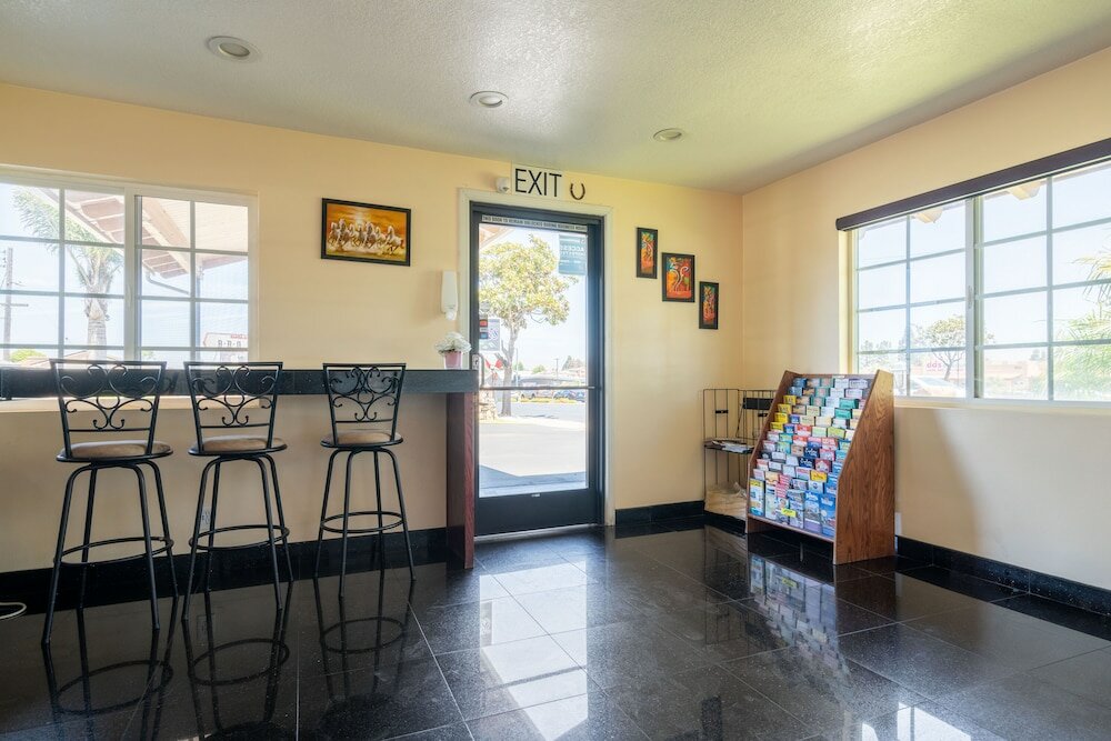 Фото Solaire Inn & Suites