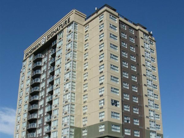 Фото Sandman Signature Toronto Airport Hotel