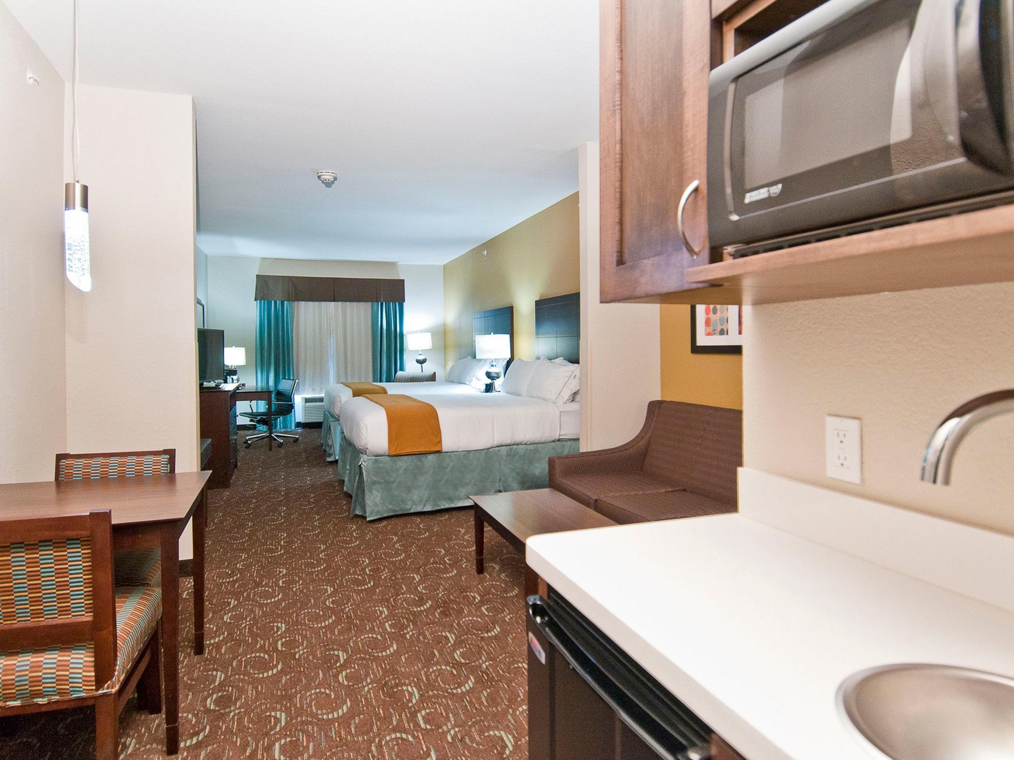 Фото Holiday Inn Express & Suites San Antonio Se by At&t Center, an Ihg Hotel