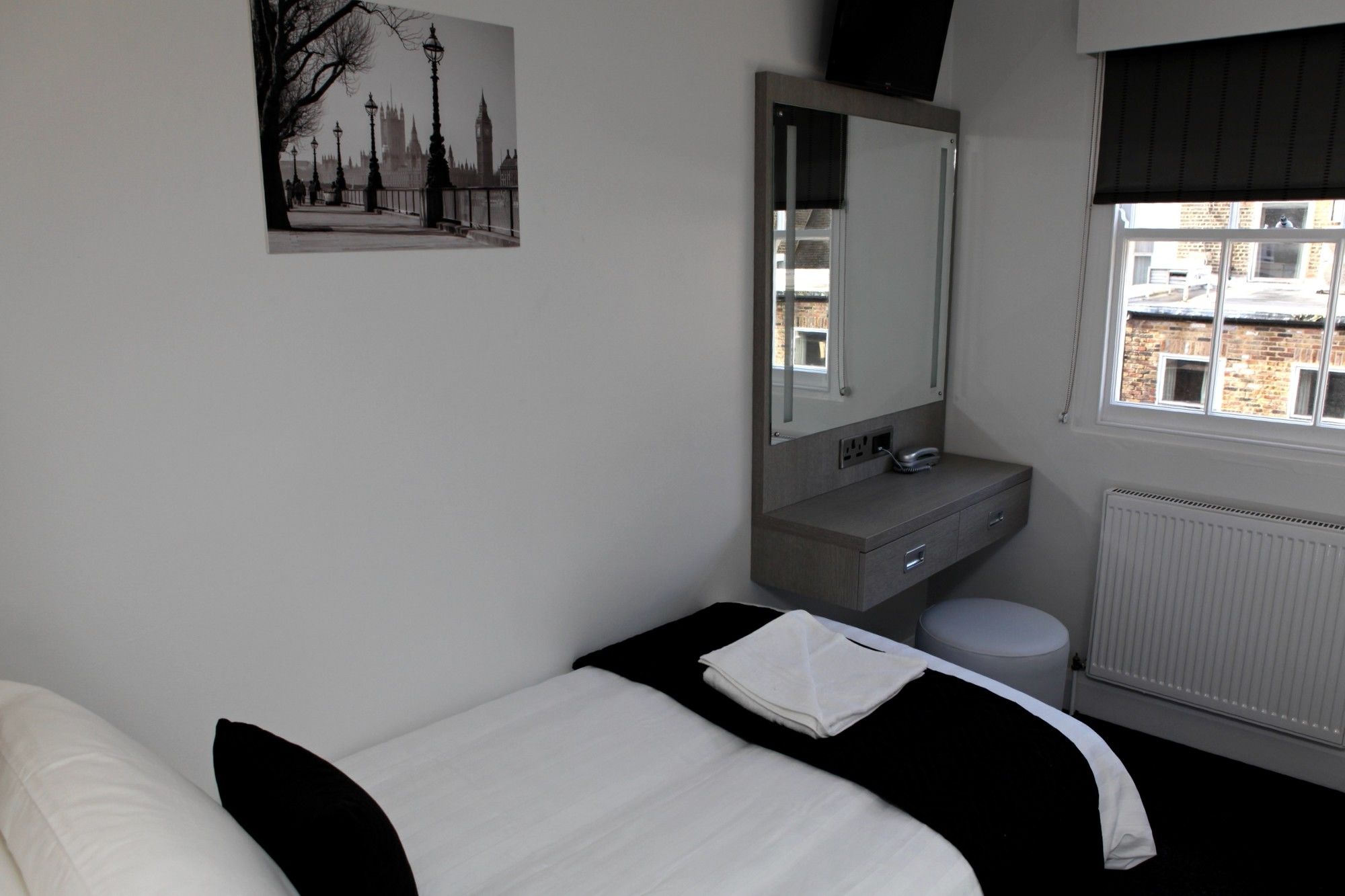 Фото The Omega Hotel
