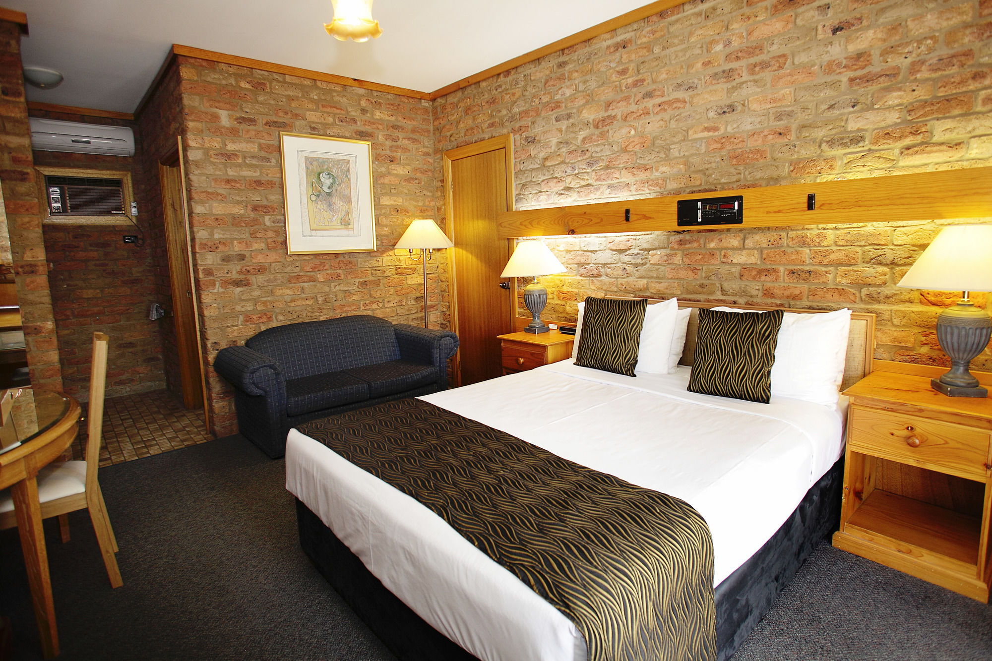 Фото The Settlement Historic Hotel