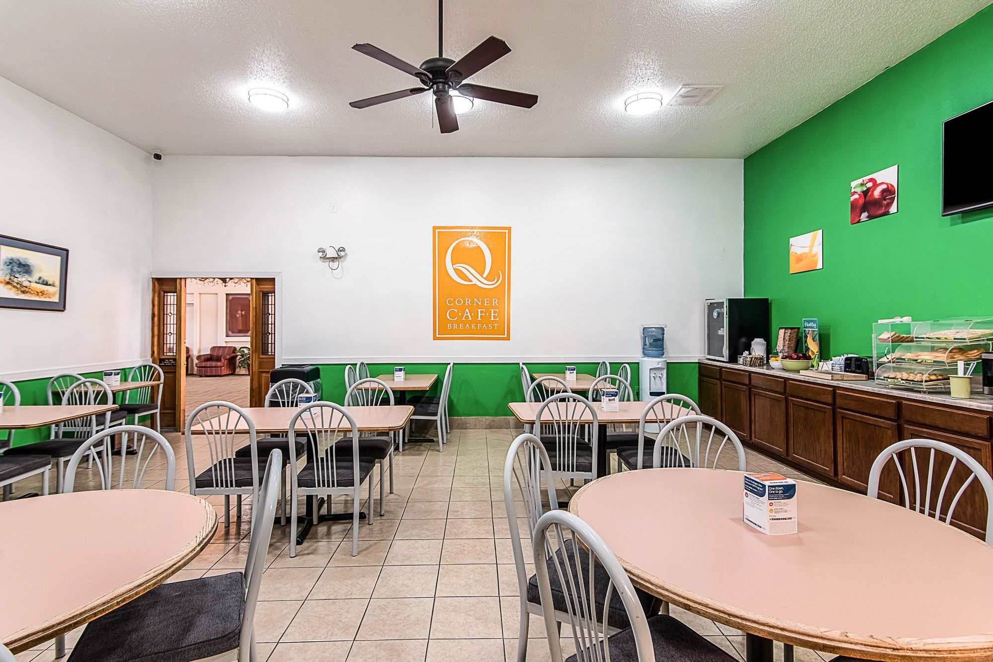 Фото Colby Inn and Suites