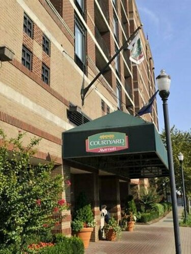 Гостиница Courtyard by Marriott Louisville Downtown в Луисвилле