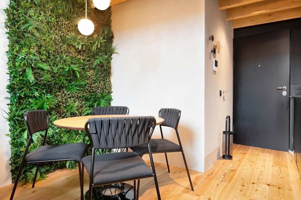 Фото Elegant Downtown Apartment