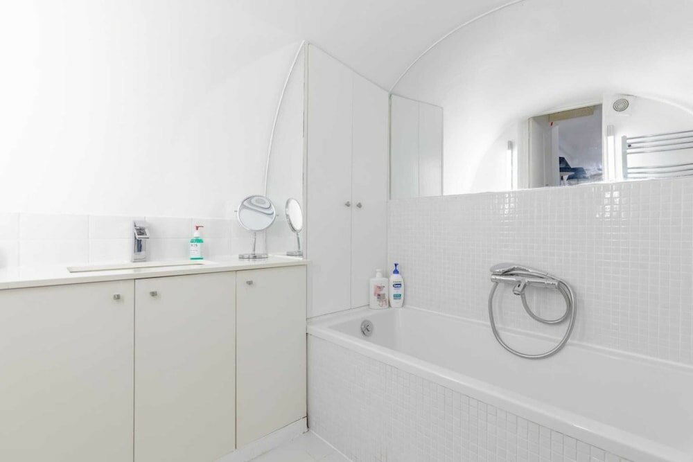 Фото Enchanting 1bd Flat With Garden, Knightsbridge!