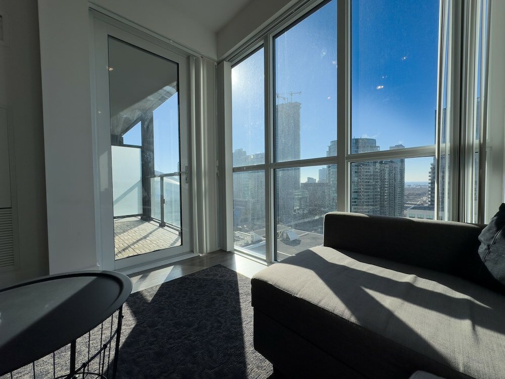Фото Luxury Suite by Cn Tower & Free Parking
