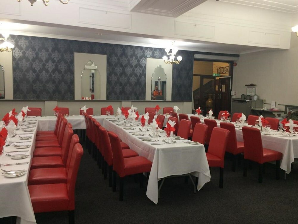 Фото The Cumberland Hotel