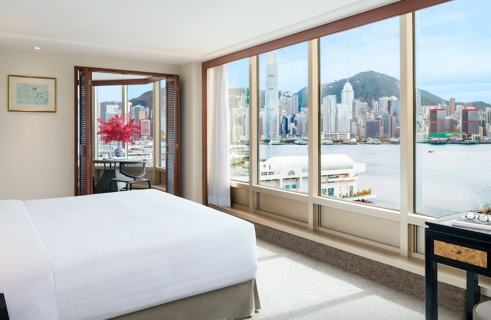 Фото The Royal Pacific Hotel and Towers